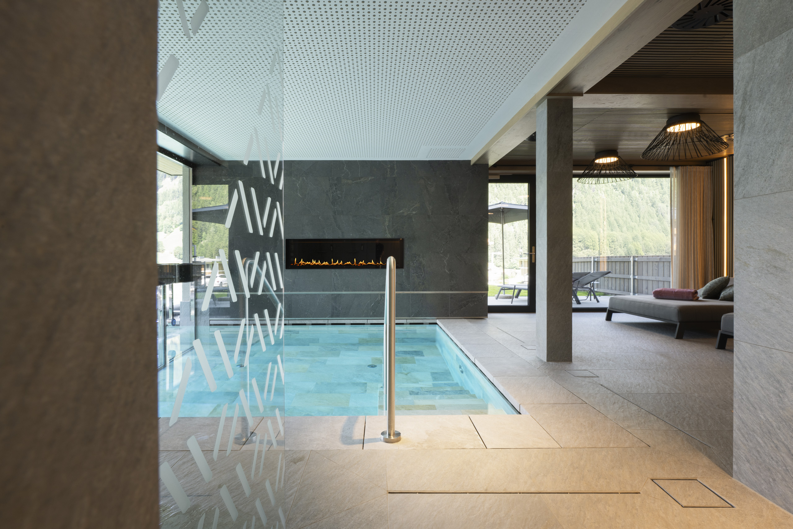 Inneneinstieg vom Pool mit Blick auf die Feuerwand in der ELVA Pool Area