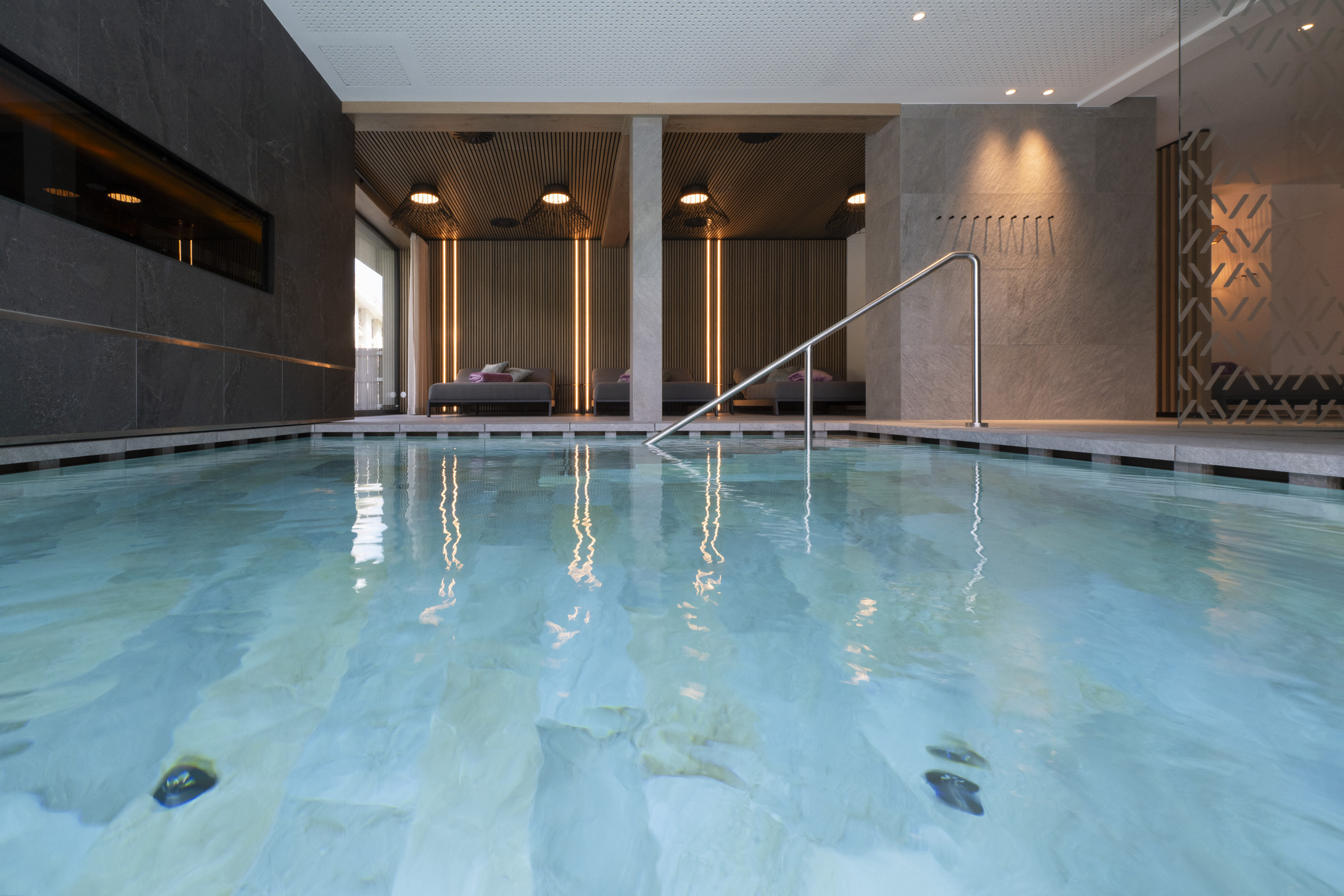 Inneneinstieg vom Pool mit Blick zum Relax Bereich in der ELVA Pool Area
