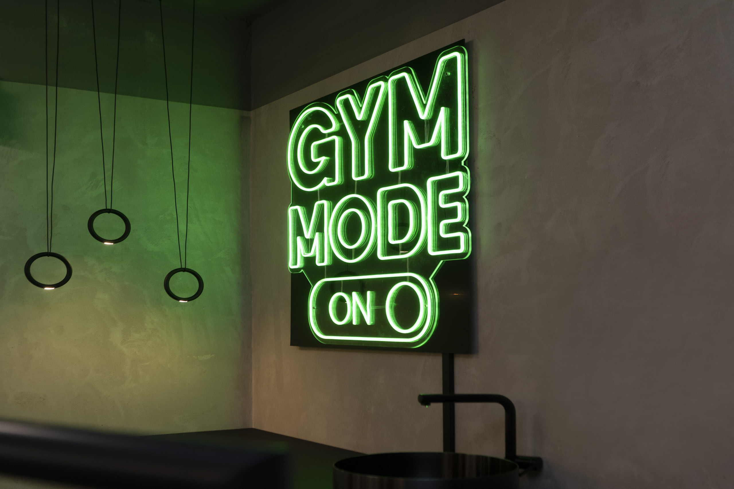Gym mode on Leuchtschild im Fitnessraum im ELVA