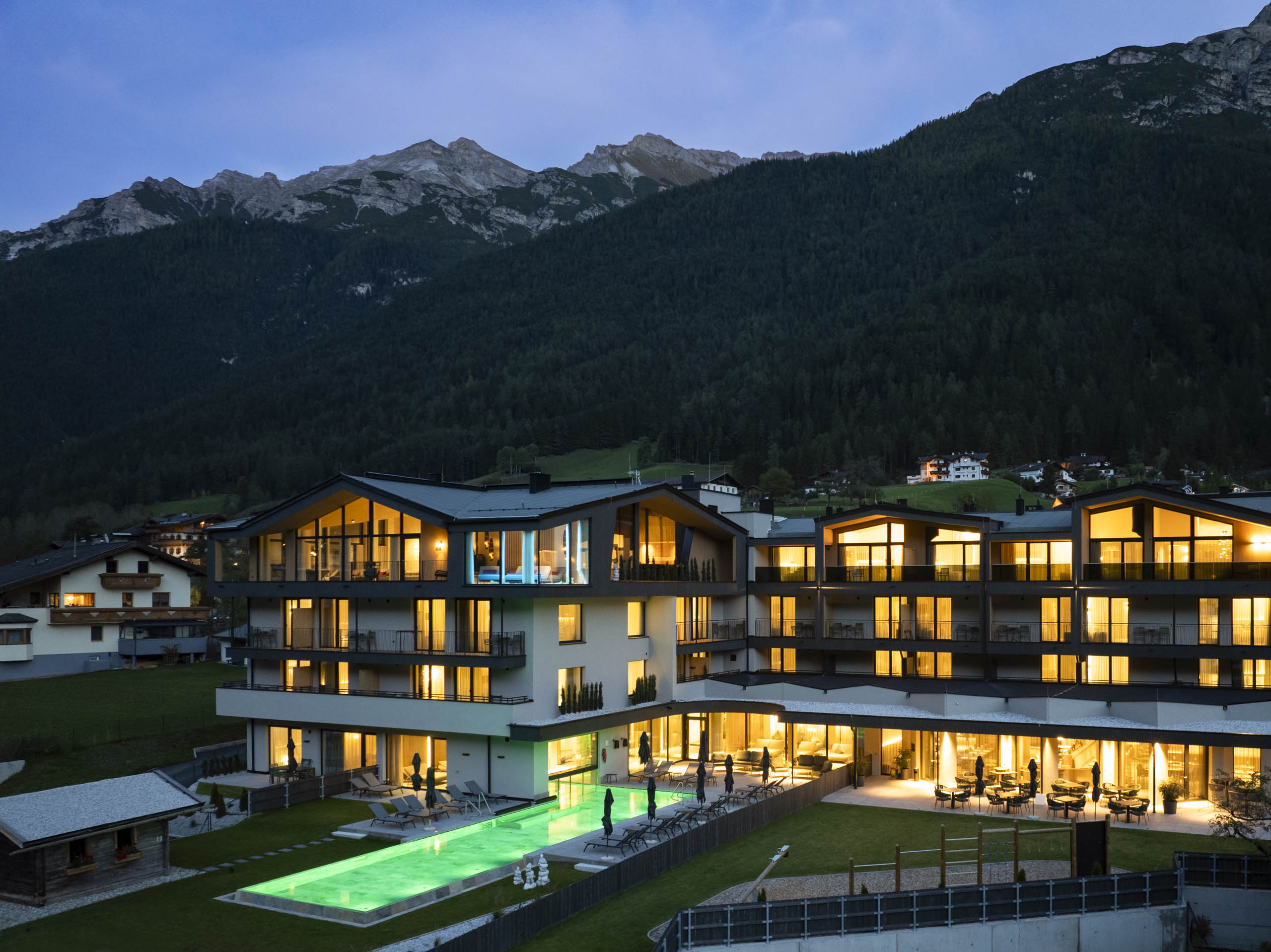 Abendaufnahme mit Pool Richtung Kesselspitze